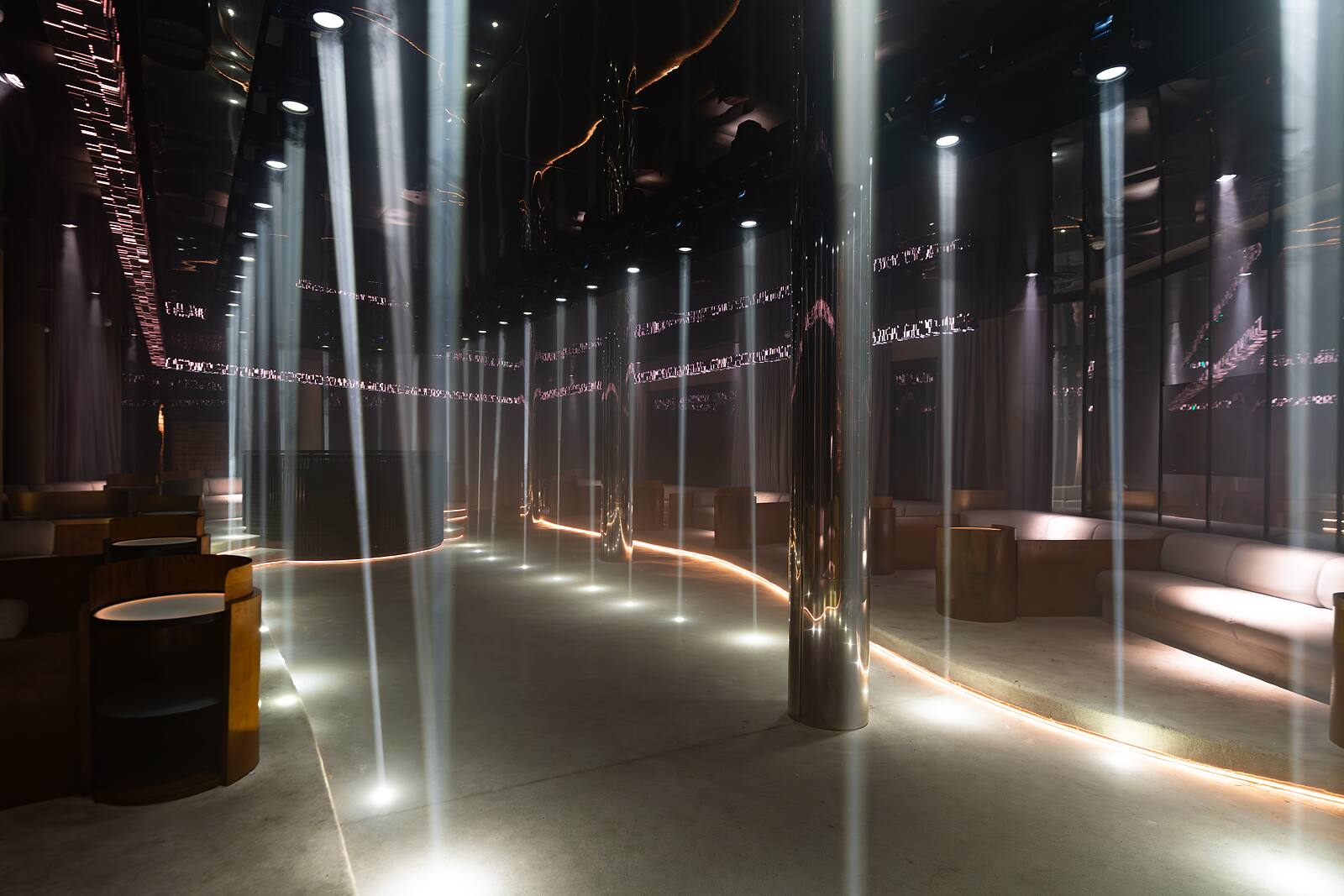 Club de Caramelo vacío, con las columnas espejadas iluminadas.