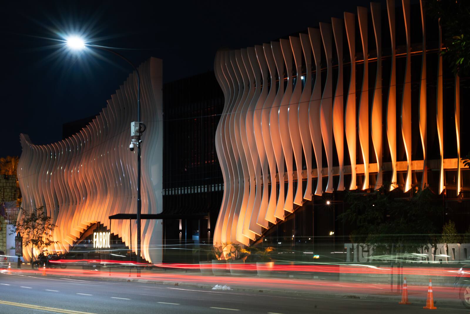 Fachada de Caramelo iluminada de noche en Costanera Norte.
