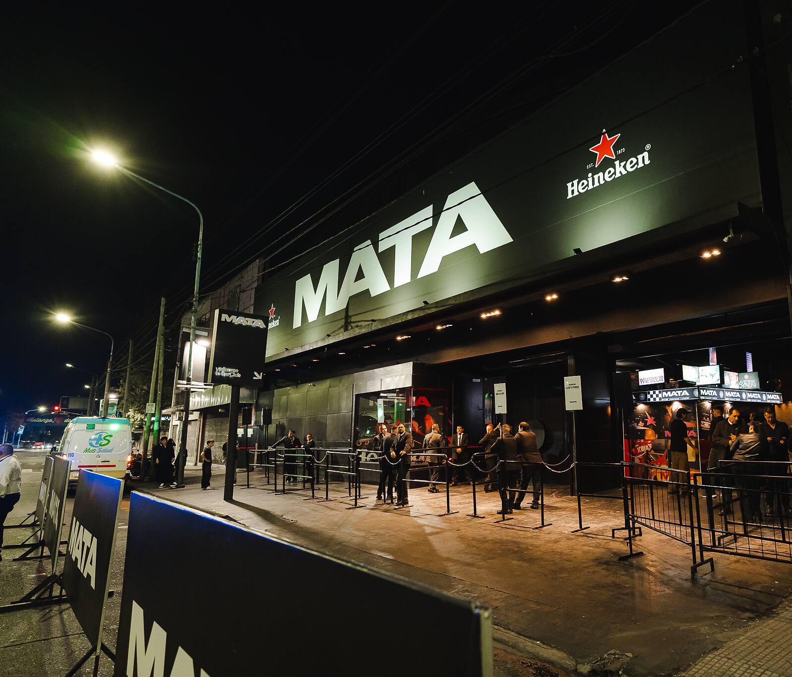 Frente de Mata Club iluminado de noche en Ramos Mejía.