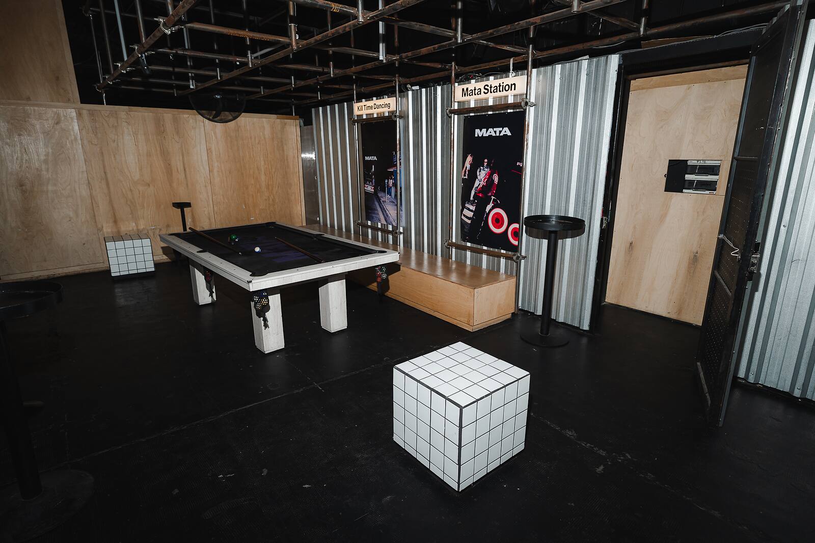 Sector de juegos de Mata Club con mesa de tejo y paneles metálicos.
