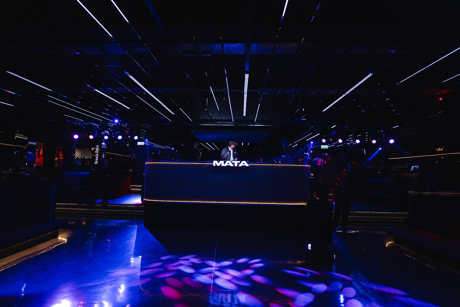 Pista de Mata Club con luces azules y violetas.