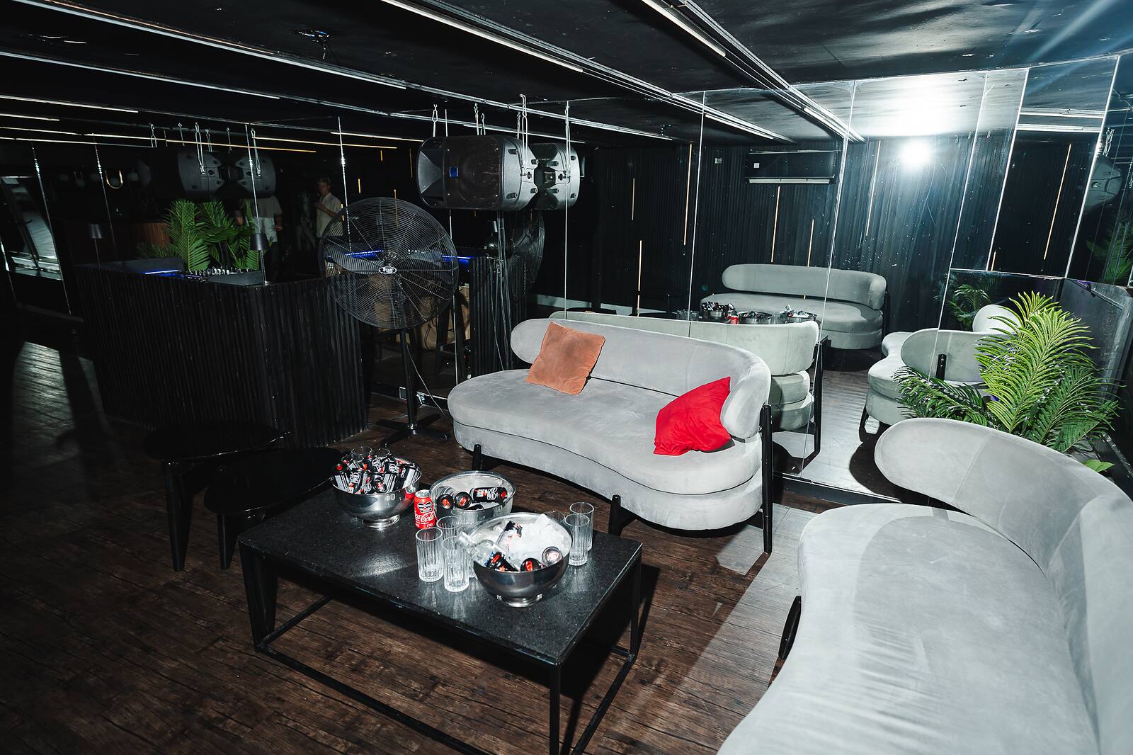 Sector lounge de Mata Club con sillones blancos y mesas bajas.