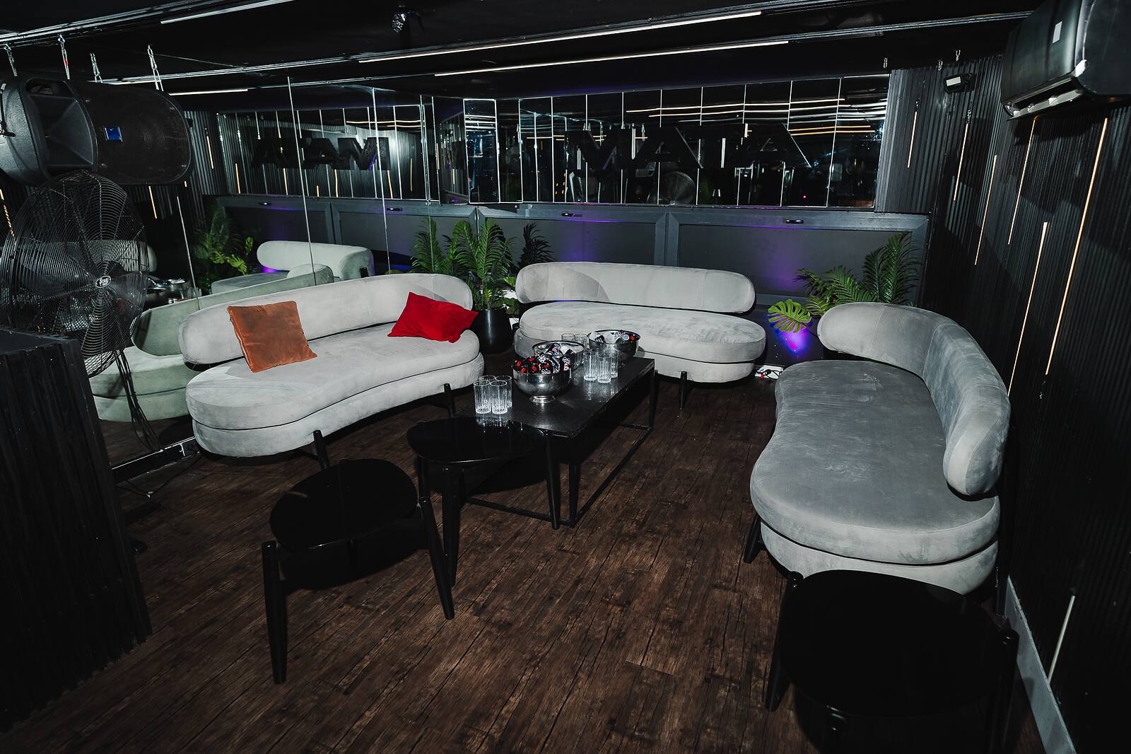 Lounge de Mata Club con sillones blancos.