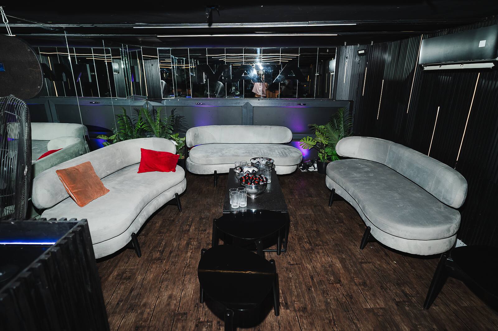 Lounge de Mata Club con sillones curvos y mesas bajas.